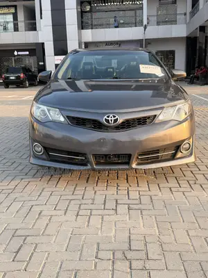 Toyota Camry SE 4dr Sedan (2.5L 4cyl 6A) 2014 Gray