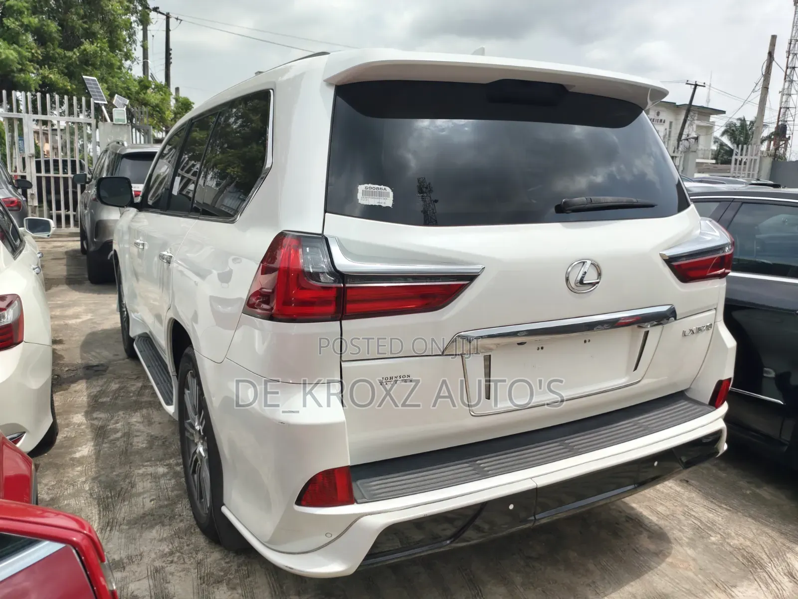 Lexus LX 570 AWD 2017 White