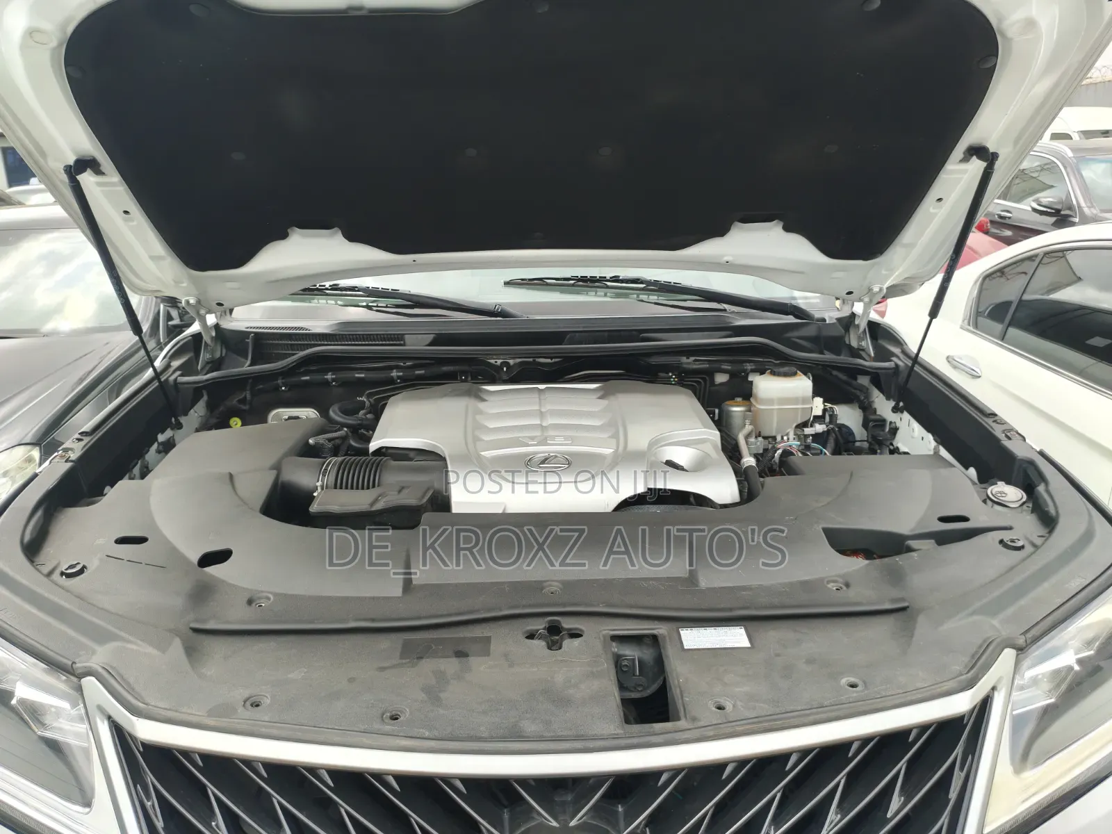 Lexus LX 570 AWD 2017 White