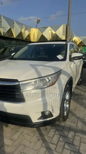 Toyota Highlander XLE 4dr SUV AWD (3.5L 6cyl 6A) 2015 White