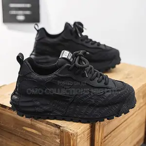 Premium Men’s Sneakers – Available in Black and White