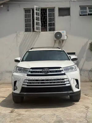 Toyota Highlander XLE 4x2 V6 (3.5L 6cyl 8A) 2018 White