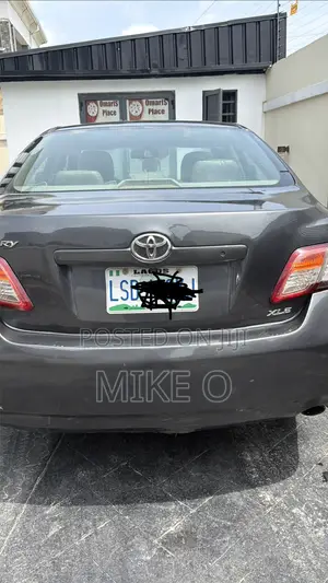 Toyota Camry XLE 4dr Sedan (2.5L 4cyl 6AM) 2010 Gray