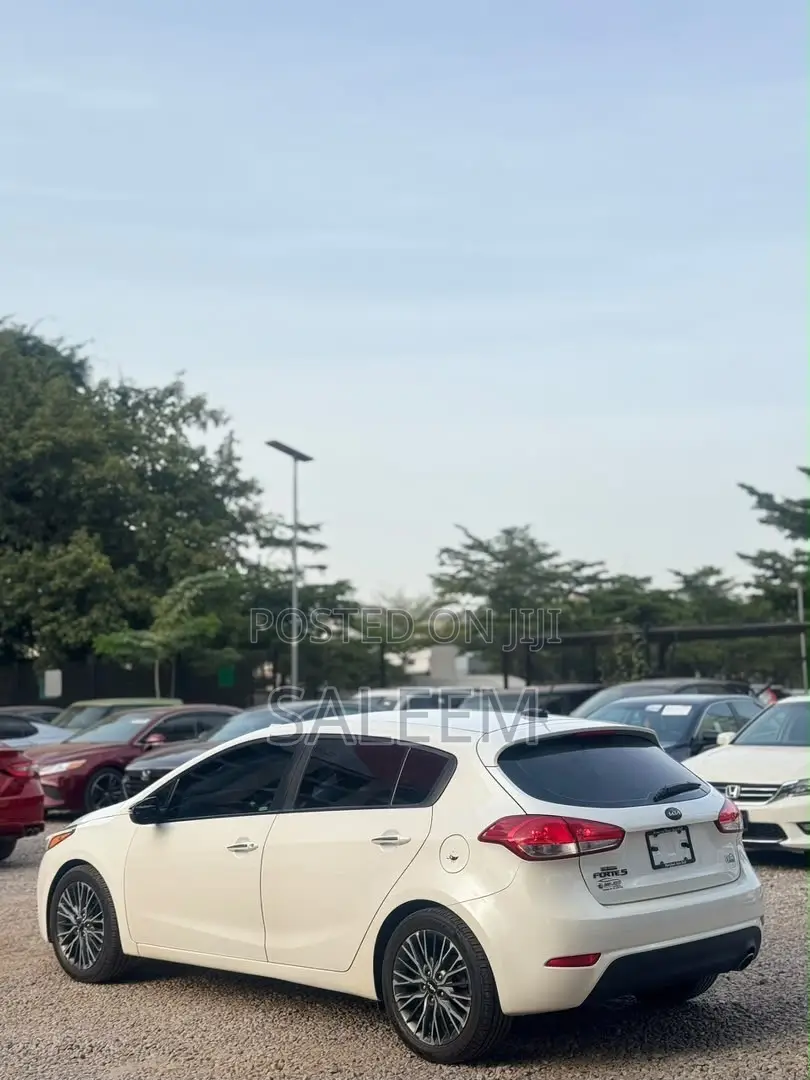 Kia Forte EX Hatchback 2017 White