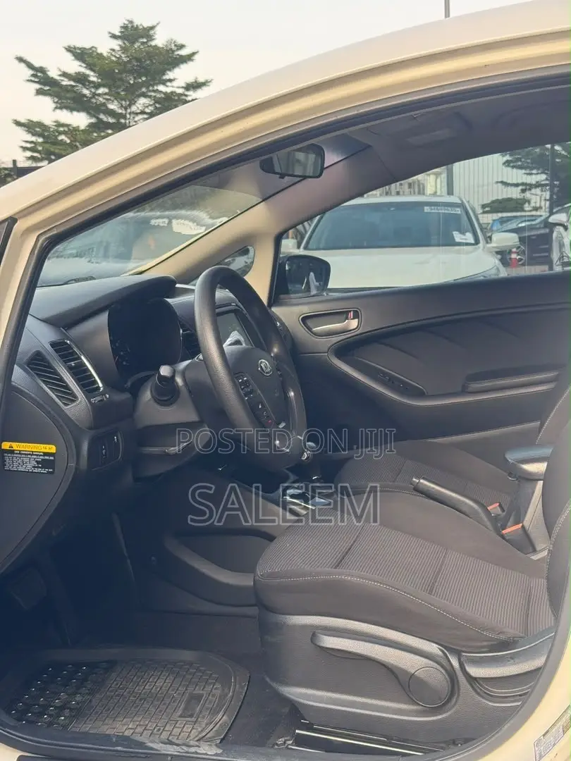 Kia Forte EX Hatchback 2017 White