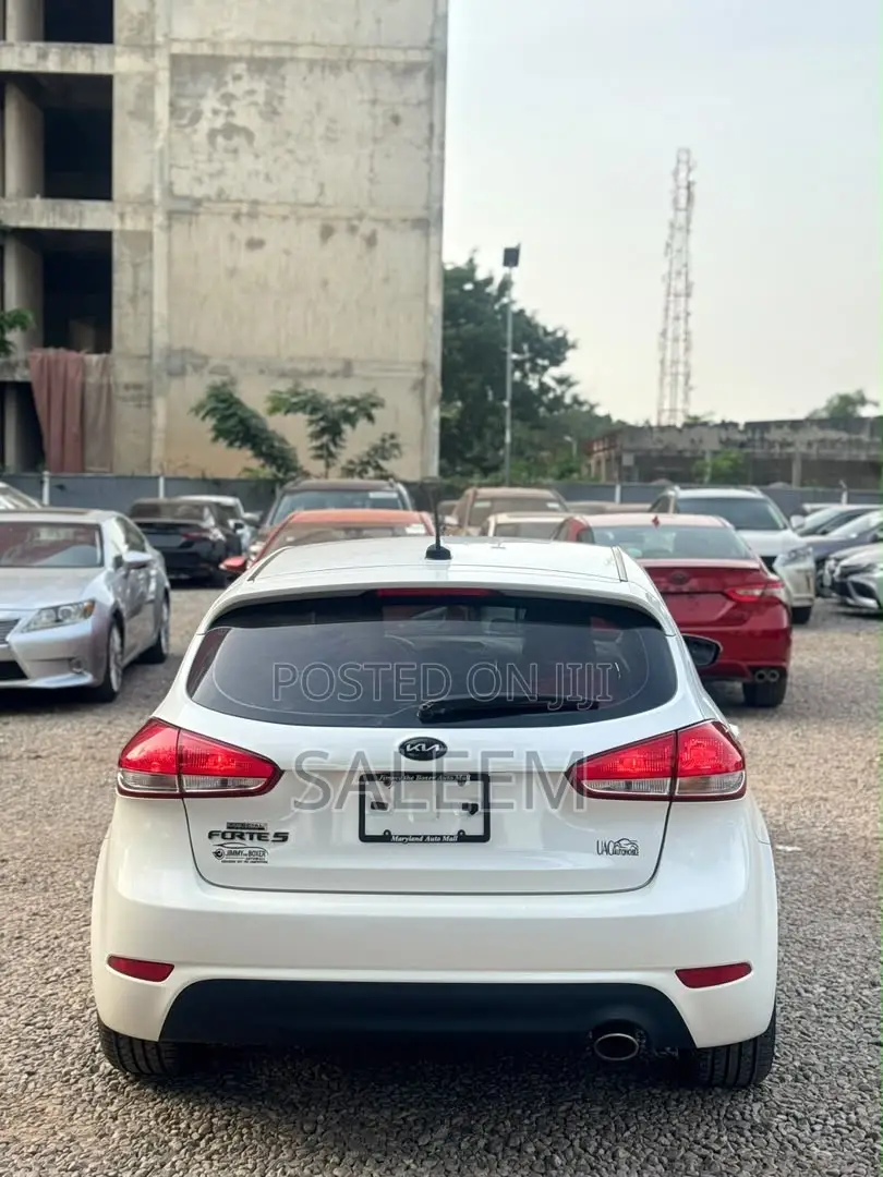Kia Forte EX Hatchback 2017 White