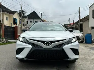 Toyota Camry XSE (2.5L 4cyl 8A) 2019 White