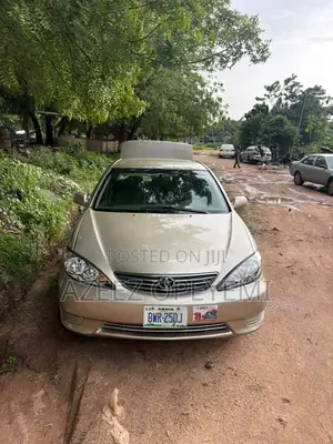 Toyota Camry 2.4 XLE 2005 Gold