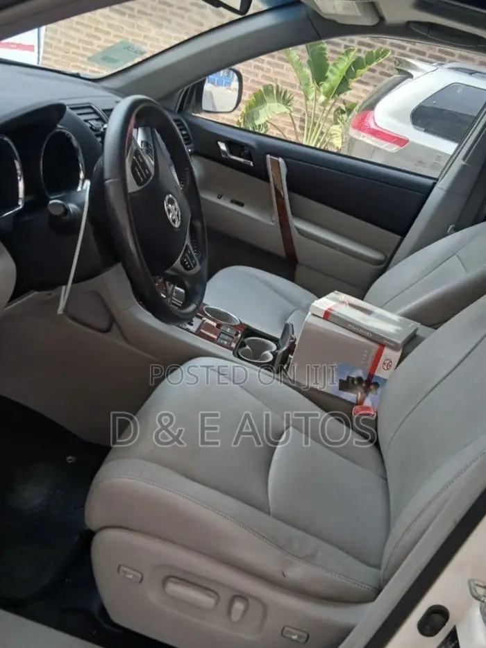 Toyota Highlander Limited 2012 White