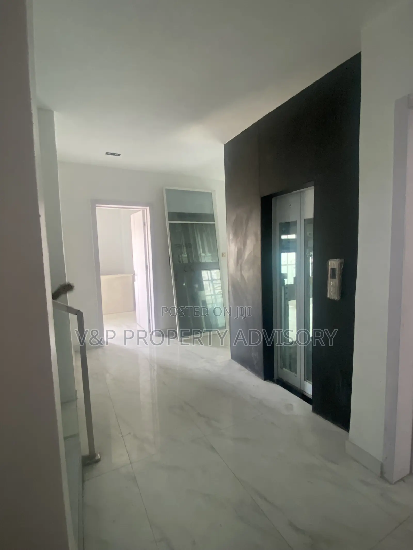 5bdrm Duplex in Chevron for rent