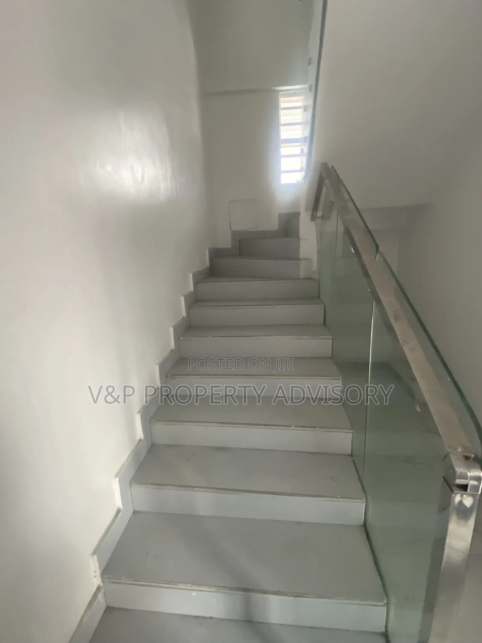 5bdrm Duplex in Chevron for rent