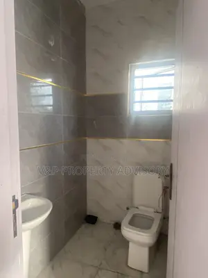 5bdrm Duplex in Chevron for rent