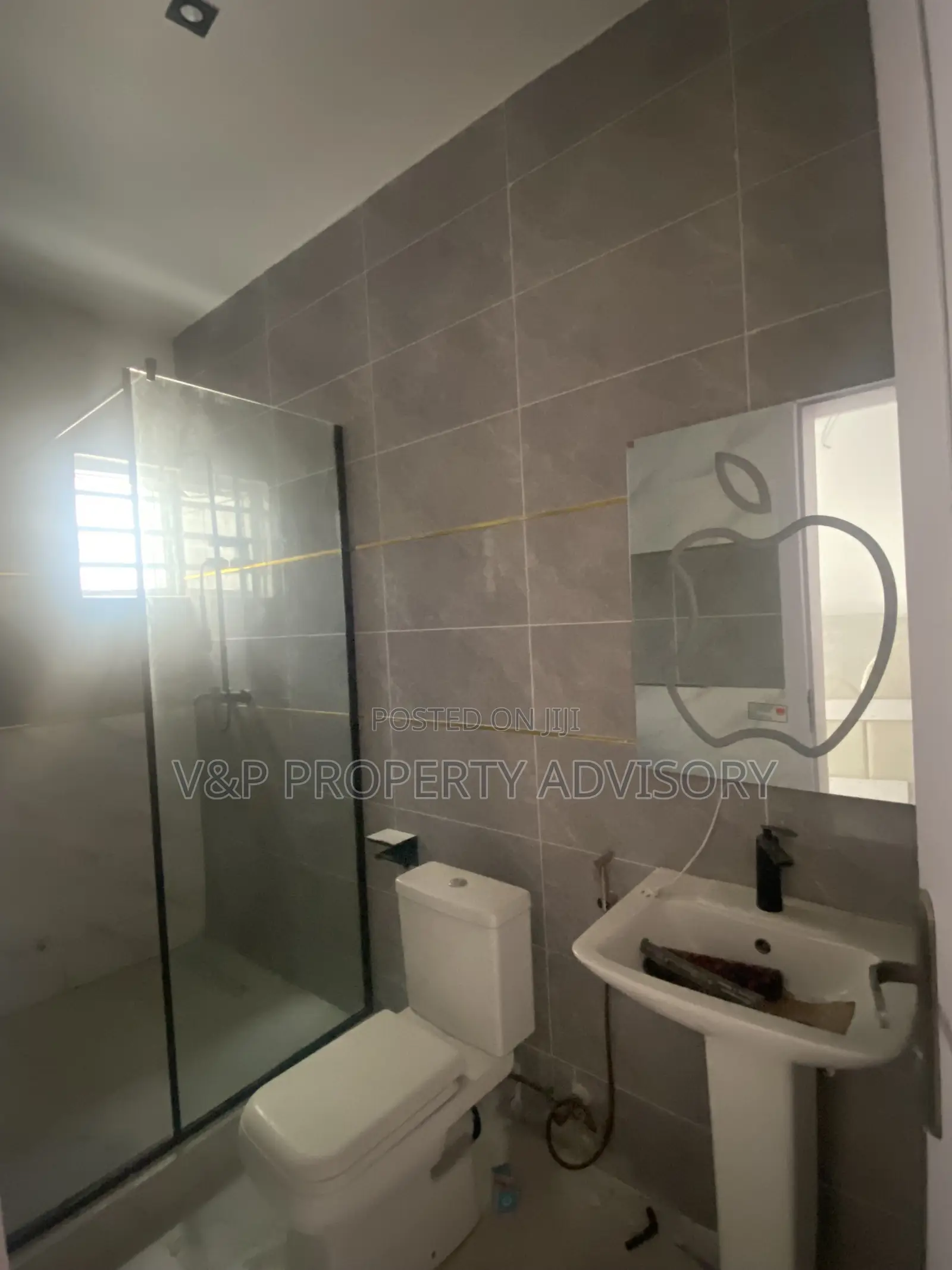 5bdrm Duplex in Chevron for rent
