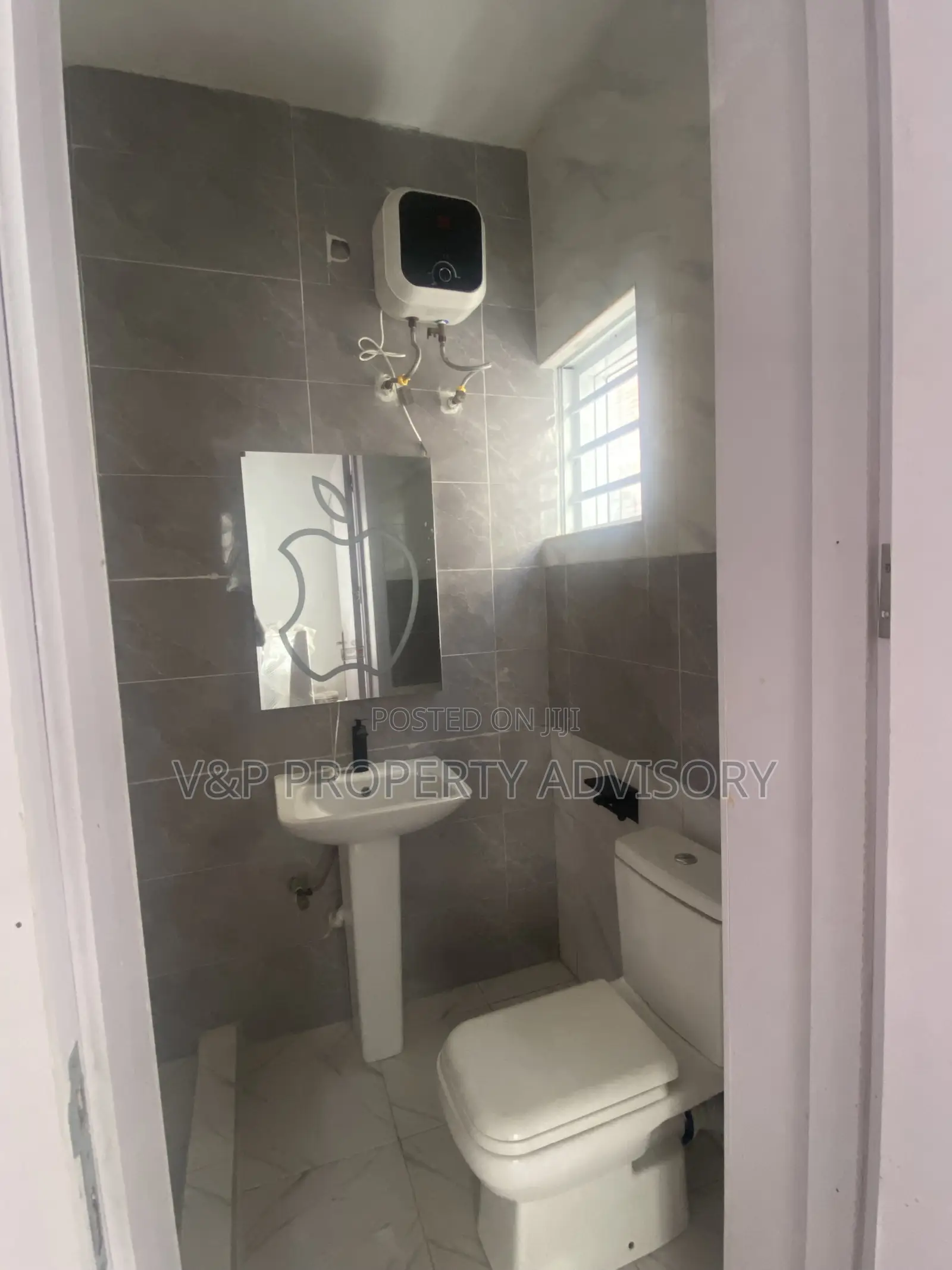 5bdrm Duplex in Chevron for rent