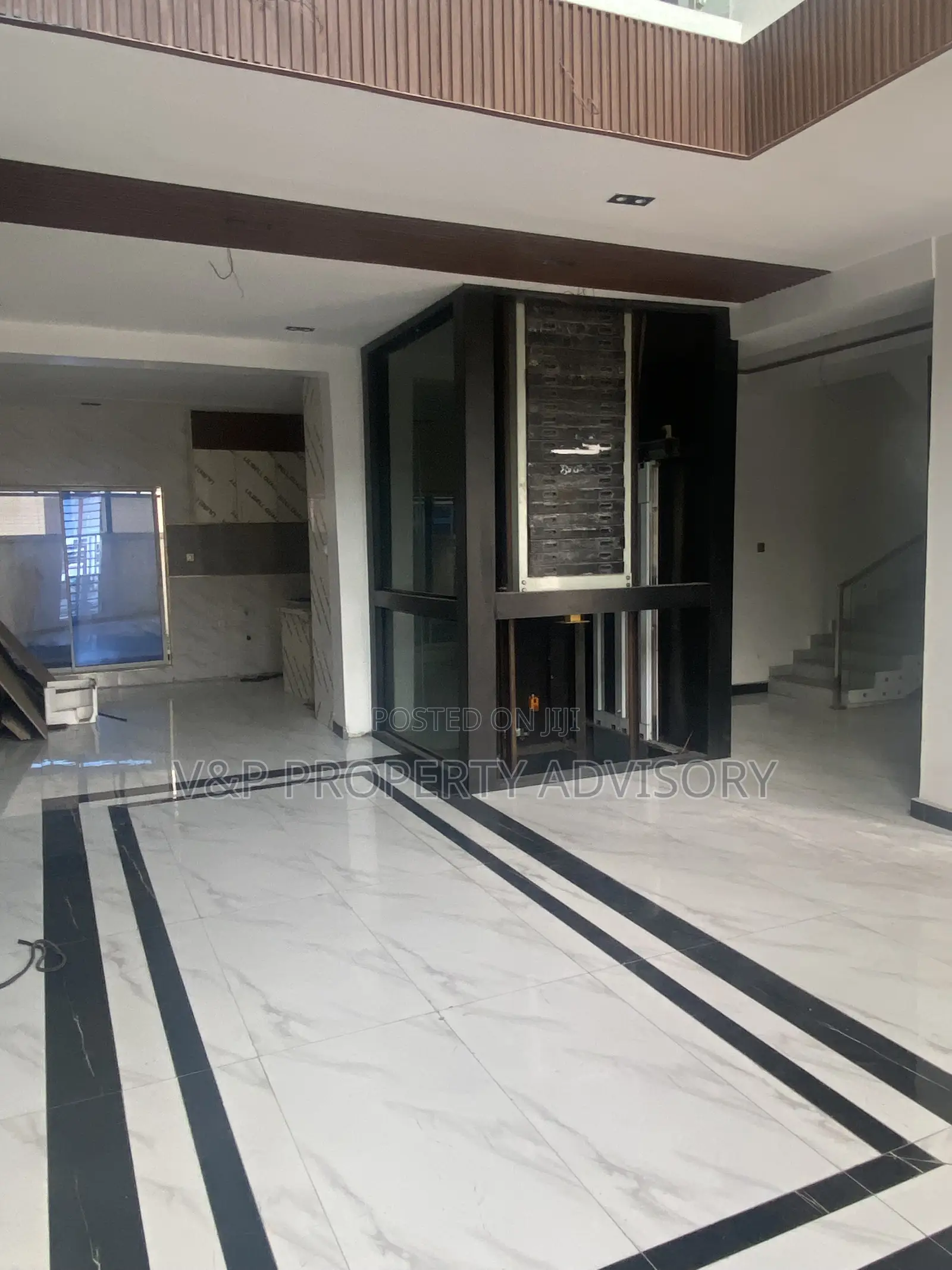 5bdrm Duplex in Chevron for rent