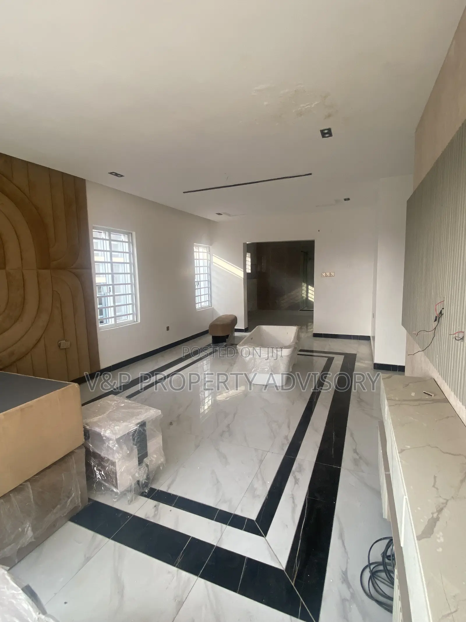 5bdrm Duplex in Chevron for rent