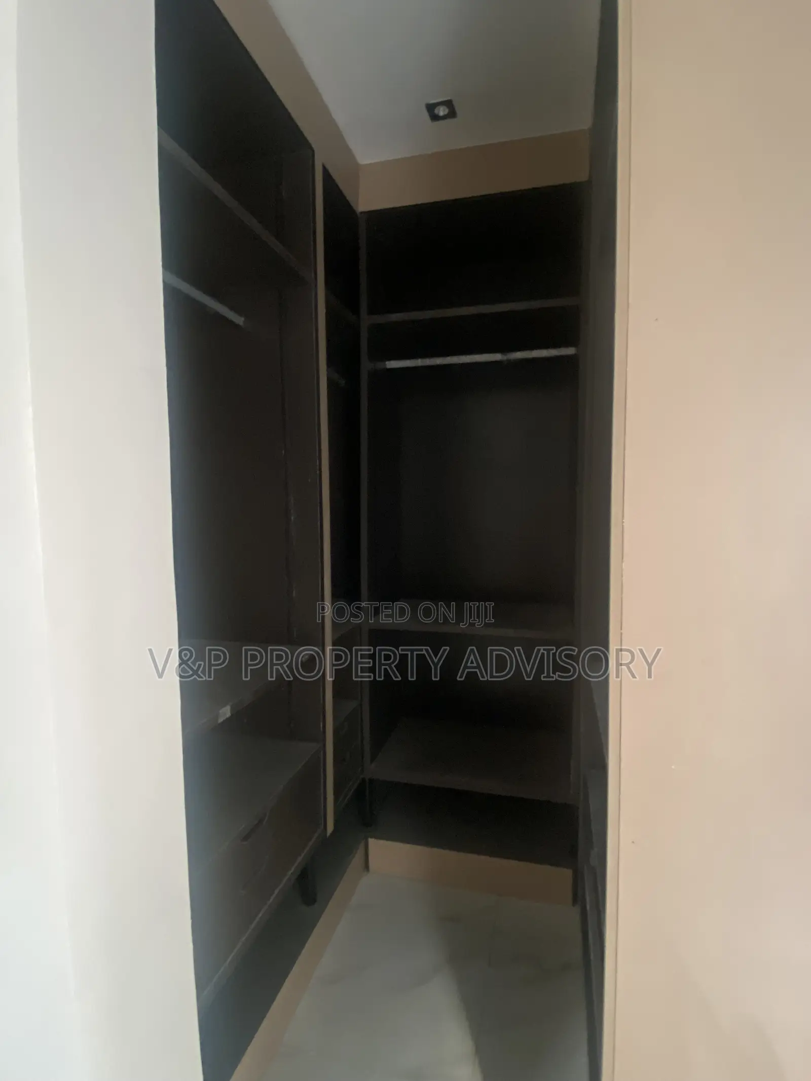 5bdrm Duplex in Chevron for rent