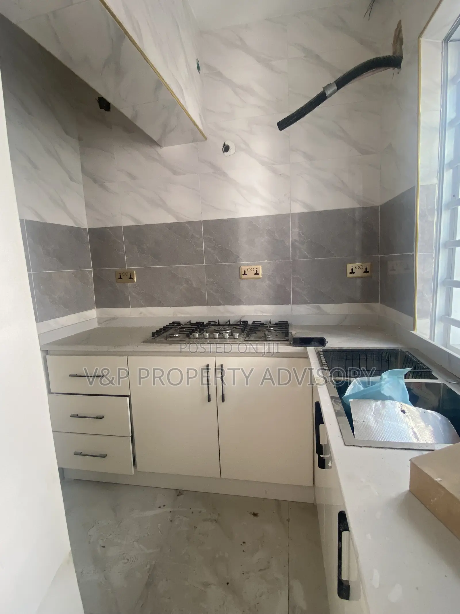 5bdrm Duplex in Chevron for rent