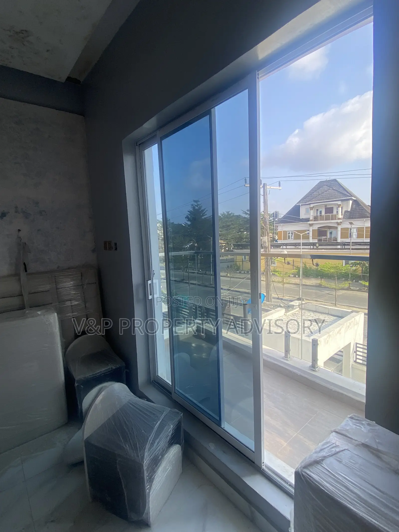 5bdrm Duplex in Chevron for rent