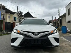 Toyota Camry SE FWD (2.5L 4cyl 8AM) 2018 White