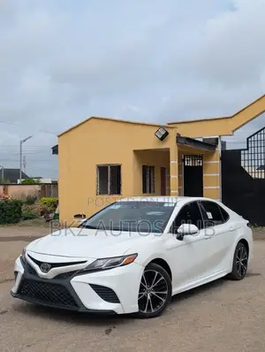 Toyota Camry SE FWD (2.5L 4cyl 8AM) 2018 White