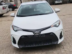Toyota Corolla XLE (1.8L 4cyl 2A) 2018 White