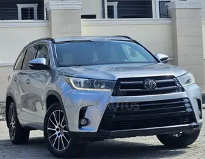 Toyota Highlander SE 4x4 V6 (3.5L 6cyl 8A) 2018 Silver