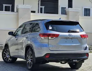 Toyota Highlander SE 4x4 V6 (3.5L 6cyl 8A) 2018 Silver