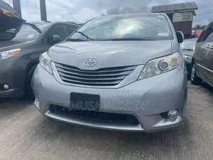 Toyota Sienna XLE 8 Passenger (3.5L 6cyl 8A) 2017 Silver