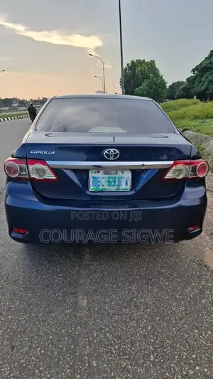 Toyota Corolla LE 4dr Sedan (1.8L 4cyl 4A) 2013 Blue