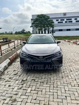 Toyota Camry SE FWD (2.5L 4cyl 8AM) 2018 Gray