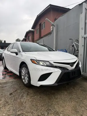 Toyota Camry SE (2.5L 4cyl 8A) 2019 White