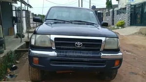 Toyota Tacoma 2000 White