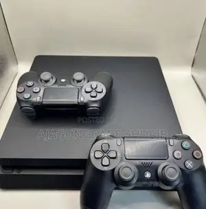 PS4 Slim / 2 Pads / 7 Games