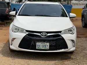 Toyota Camry SE 4dr Sedan (2.5L 4cyl 6A) 2017 White