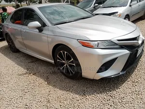 Toyota Camry SE FWD (2.5L 4cyl 8AM) 2018 Silver