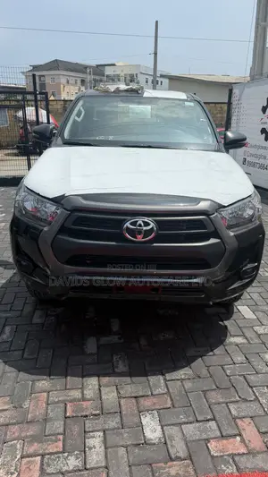 New Toyota Hilux SR5+ 2026 Black