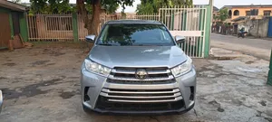 Toyota Highlander LE V6 2019 Blue