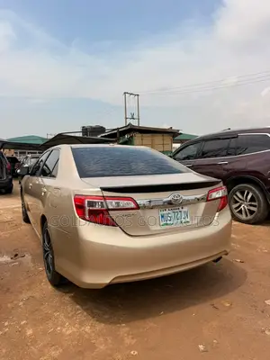 Toyota Camry XLE 4dr Sedan (2.5L 4cyl 6A) 2013 Gold