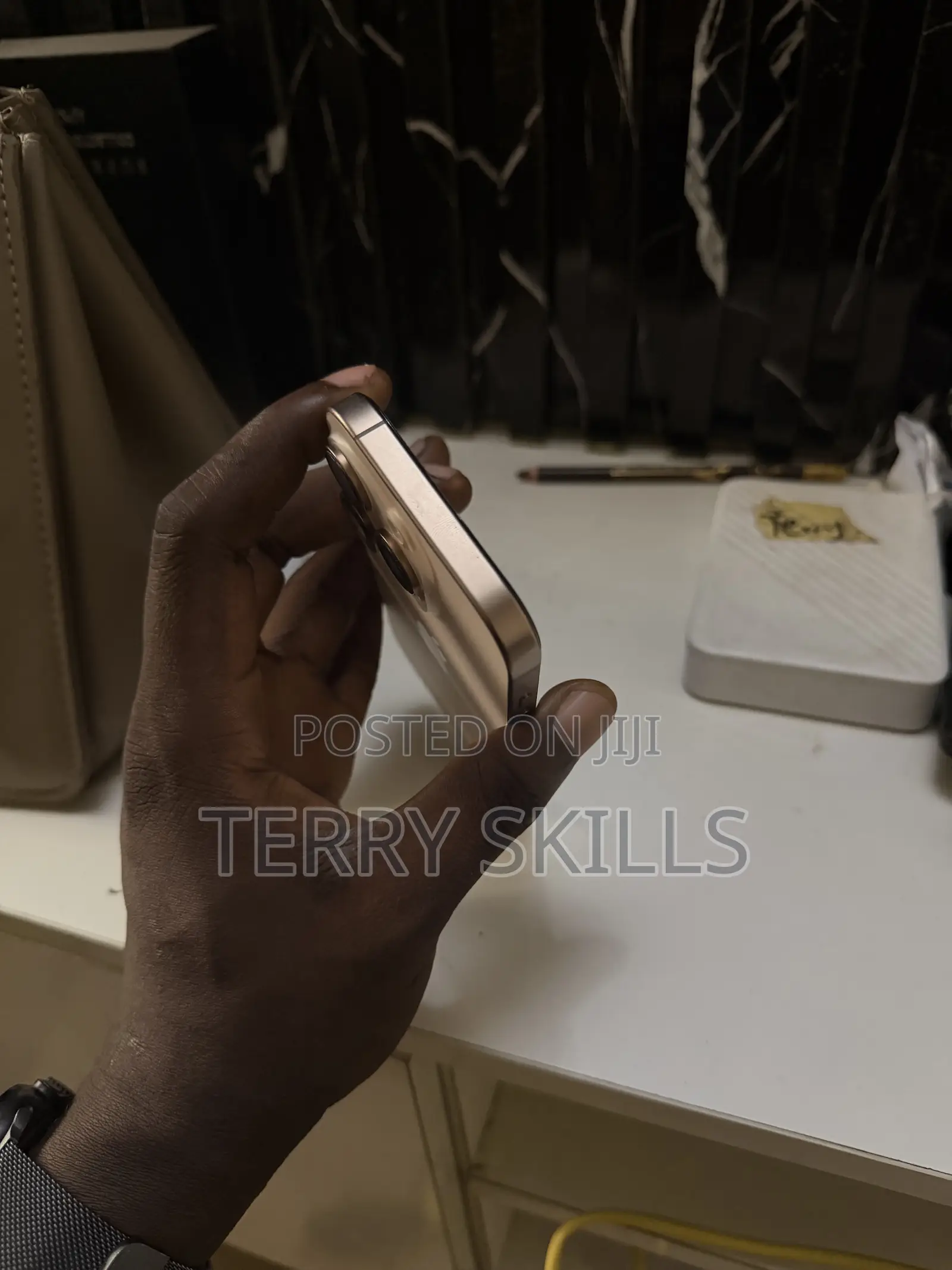 Apple iPhone 16 Pro 256 GB Gold