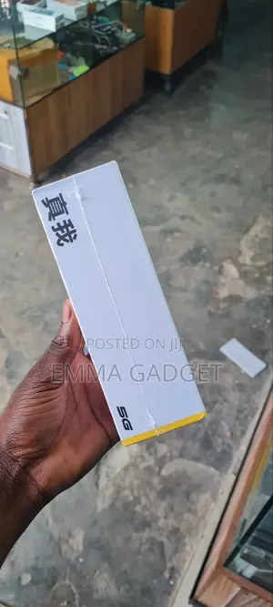 New Realme V30 128 GB Black