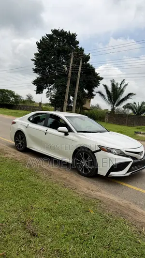 Toyota Camry SE FWD (2.5L 4cyl 8AM) 2018 White