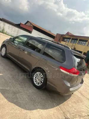 Toyota Sienna XLE 8-Passenger 4dr Minivan (3.5L 6cyl 6A) 2014 Brown
