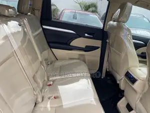 Toyota Highlander XLE 4x4 V6 (3.5L 6cyl 8A) 2018