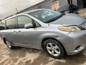 Toyota Sienna 2014 Silver