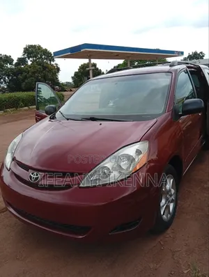 Toyota Sienna 2005 Red
