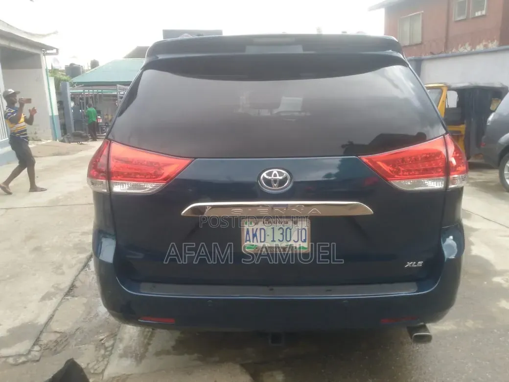 Toyota Sienna 2011 Blue