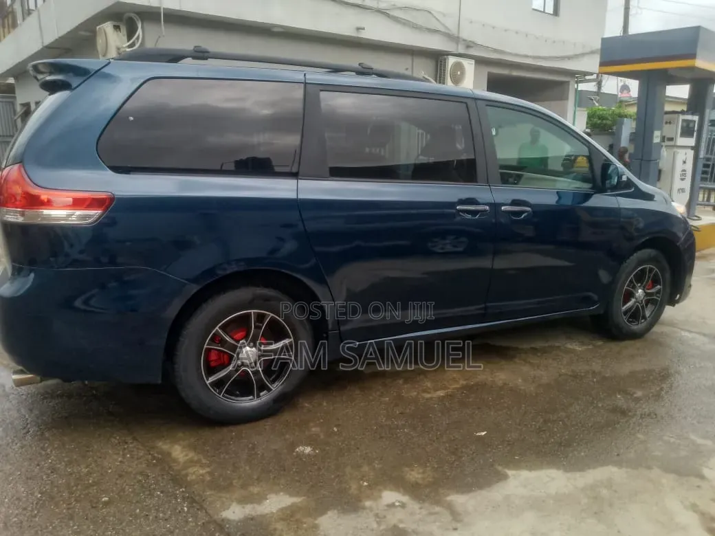 Toyota Sienna 2011 Blue