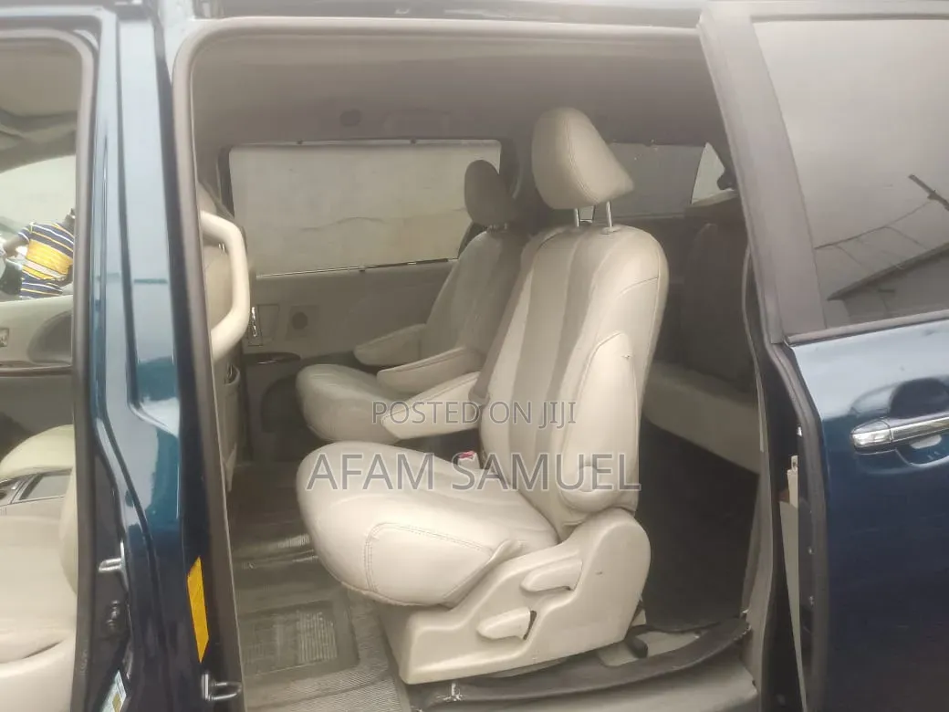 Toyota Sienna 2011 Blue