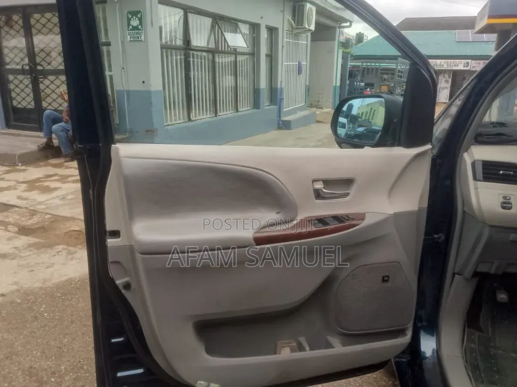 Toyota Sienna 2011 Blue